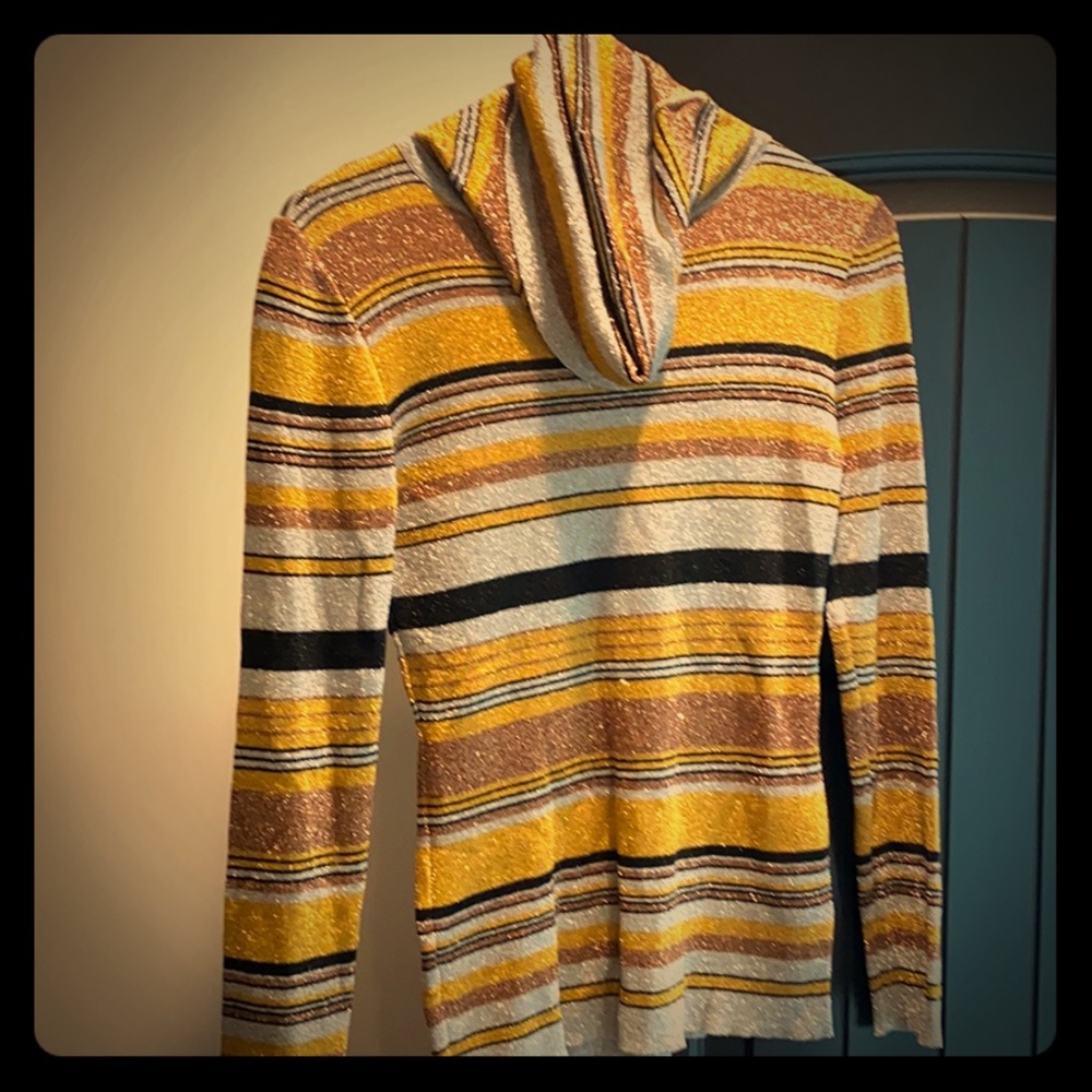 Turtle neck 34% metallic and 66% rayon